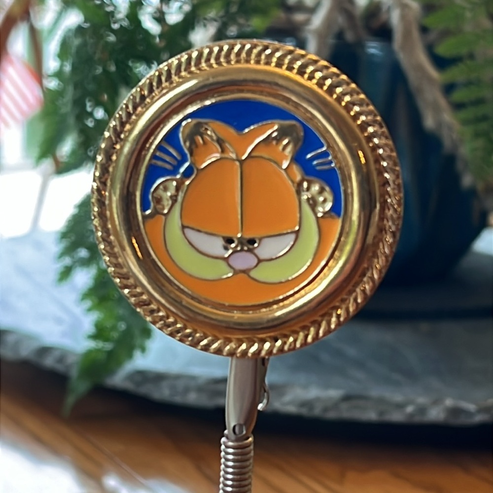 Vintage Garfield Enamel Scarf Clip Pin with Gold Trim likely 1994 Korea - Picture 3 of 15